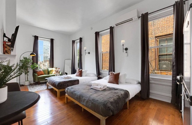 New Studio in Center City | Sleeps 4 | Fast Wifi