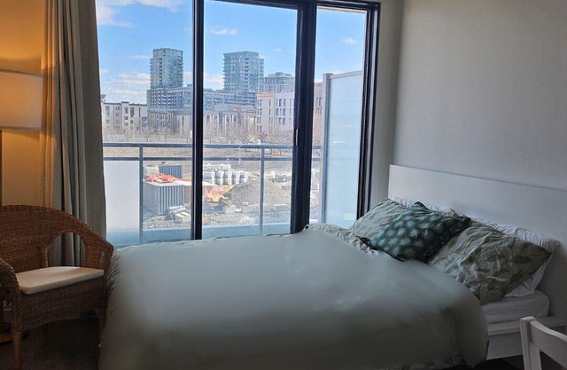 New studio in Ville-Marie, near subway, 20 mins to Old Town, with gym/lounge