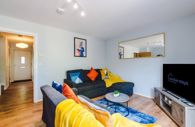 NEW! Stunning 4Bed Home, Sleeps 7, Free Parking