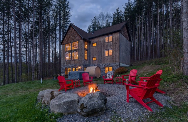 New & Stunning Chalet!⛷ A+ Reno, Hot-Tub, Barrel Sauna, Slope Views, Fire Pit🔥