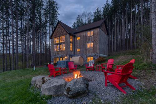 New & Stunning Chalet! Reno'd, Hot-Tub, Barrel Sauna, Slope Views, Fire Pit