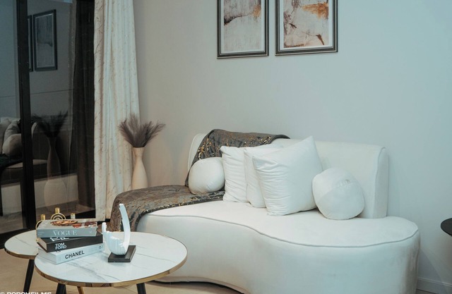 New, stylish 2 Bed, 2 bath Apartment in the heart of Rosebank. No Loadshedding!