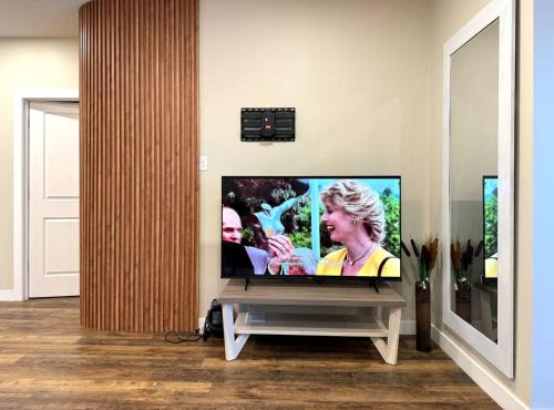 New&Stylish&Cozy Suit near Spruce Meadows Sleeps 6- Backyard-EV