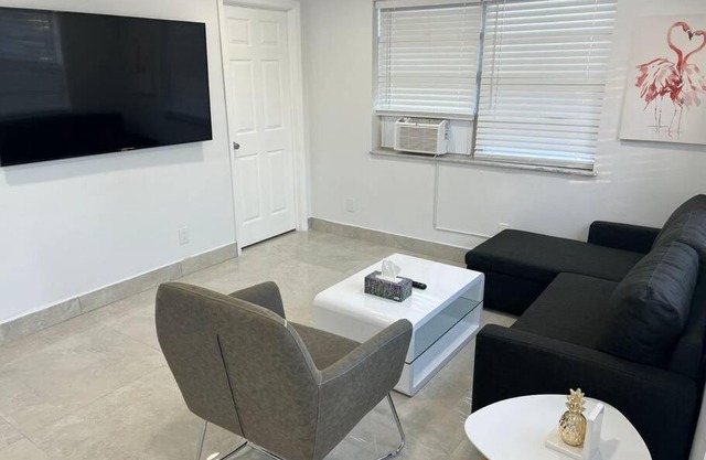 New Stylish One Bedroom Close to Beach and Hard Rock #21-A