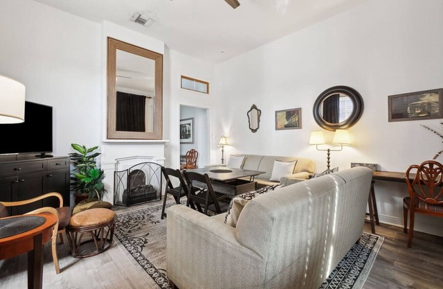 New Suite Oak St Retreat! Shops, Music & More!