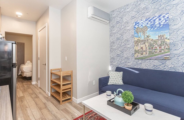 New Sunny Chic Apt 3 Blocks to All. Parking, Cable