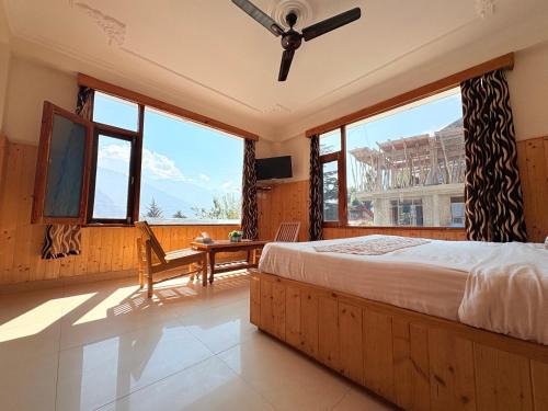 New Suraj Inn - Nestled near Hidimba Temple ! Rooftop Cafe With Hampta View ! Private Parking