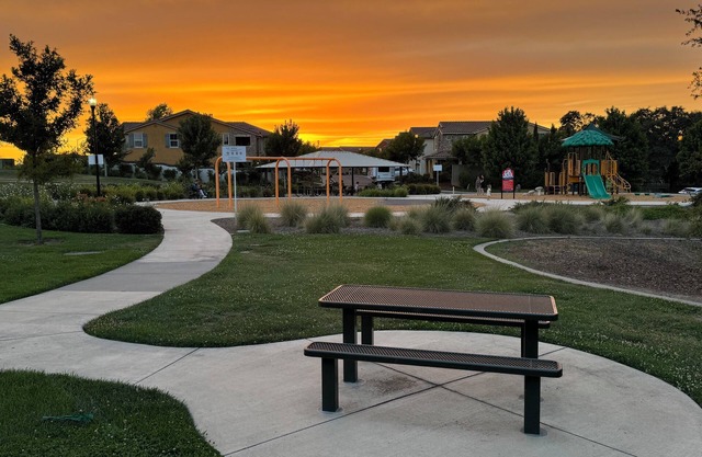 NEW - Sutter Roseville 1.1 mile Kaiser Permanente 1.2 Mile - Gated Luxury Rental