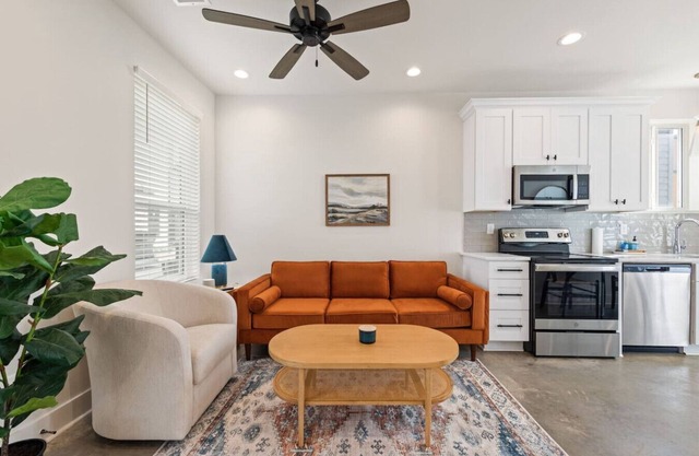 NEW-Swamp House-Luxury Amenities-65" TV-Fast WiFi