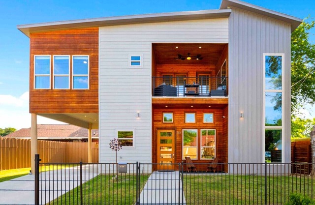 New Swanky Rustic Modern 5 STAR Home near Downtown