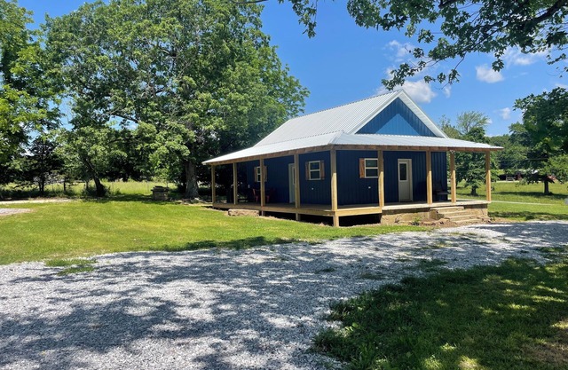 NEW, The Homestead Cabin, close to town, 2 bedroom with bunks, Huge Porch