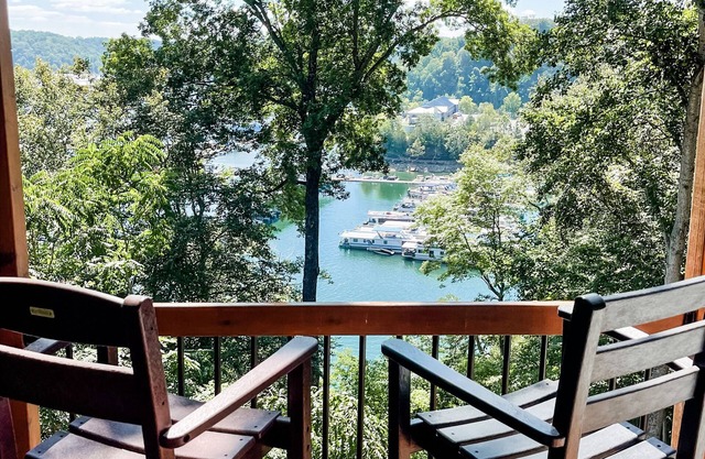 NEW!The Overlook @ Harbor Springs-2 miles from Jtown Marina! Lake Views+Parking