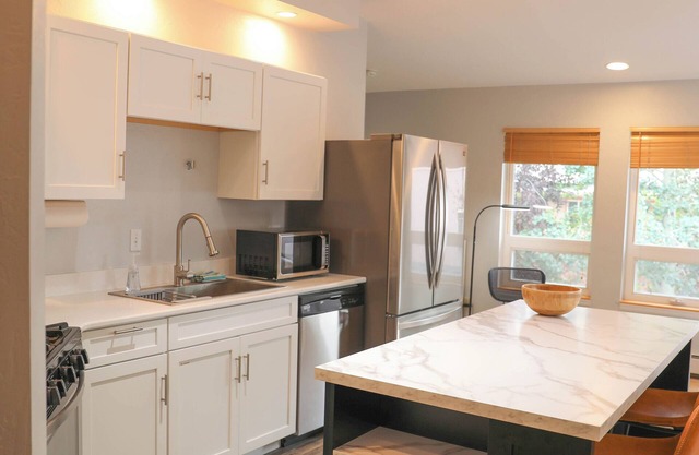 NEW! The Treetop - Peaceful, Parks, Modern, near Bus