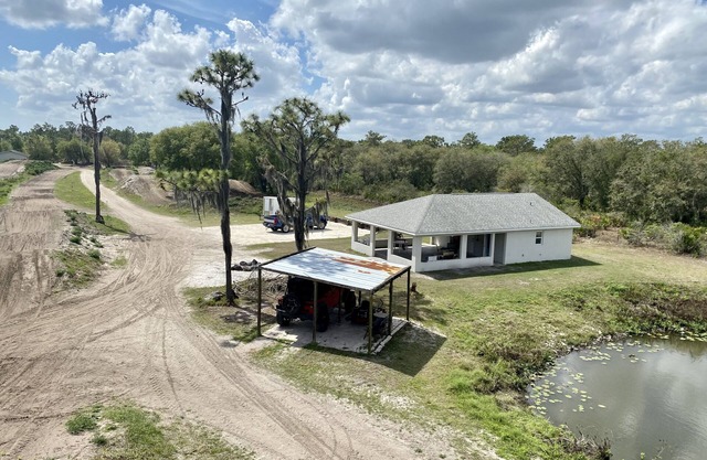 Neues kleines Haus auf dem Land auf einer 5 Hektar großen Motocross-Strecke MX