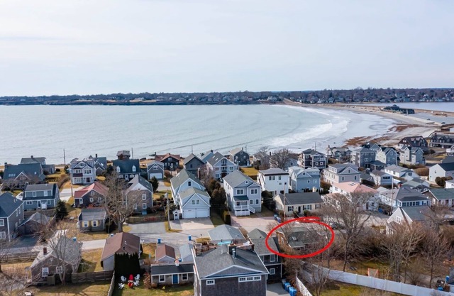 New to market BEACH HOUSE! Walk to beach, cliff walk, restaurants and more!