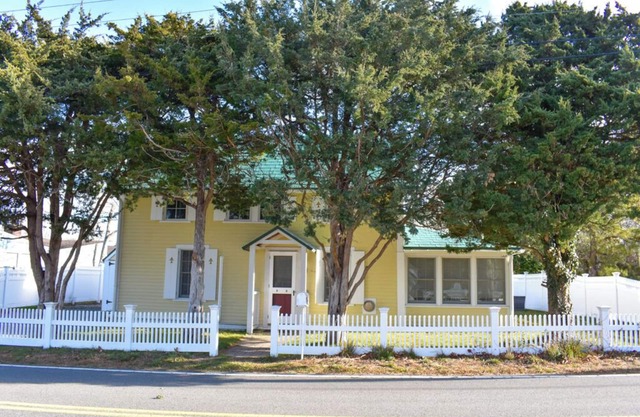 New to our 2025 Inventory! Adorable home, just .5 miles to Beach, sleeping 6