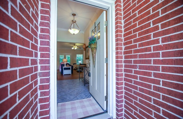 New to the Market! 3/2 BRIGHT and CLEAN Home with All the Amenities