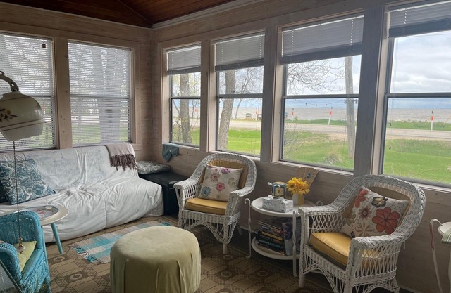 New to VRBO! Classic cottage w/ lovely view of Lake Wpg. Steps from the water!