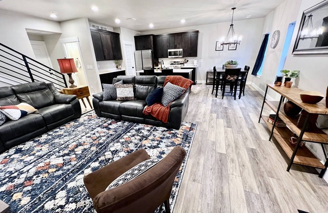 New Towhhome in heart of Idaho Falls walk to WalMart. 4 Bedroom sleeps 8