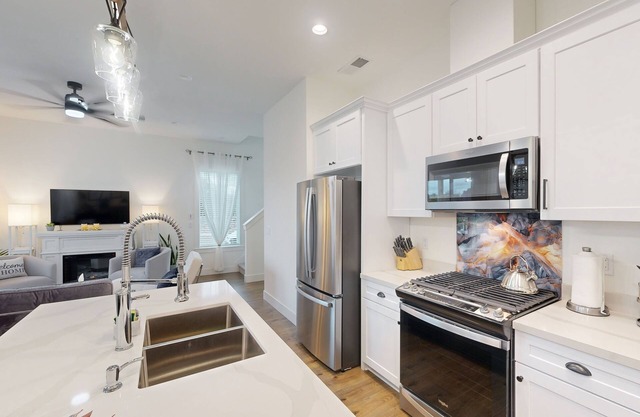 New townhome next to Eagle Point Golf Course, with grill, patio, and WiFi