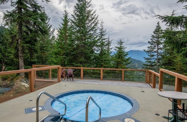 NEW! Townhome | Wifi | Complex hot tub | BBQ
