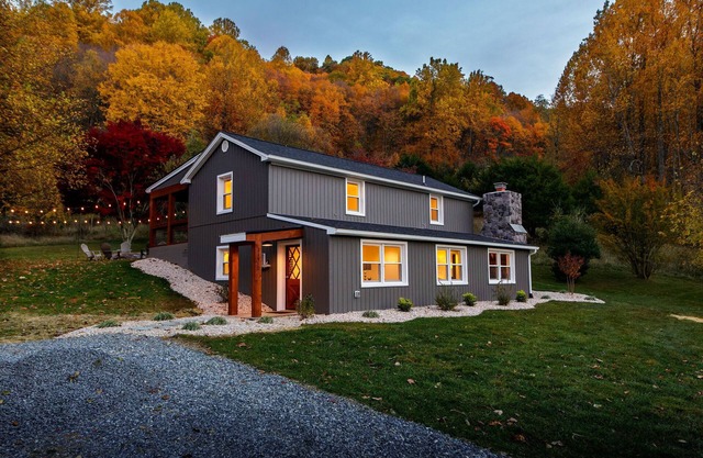 NEW Tranquil Retreat on 42 Acres with Hot Tub, Bordering National Park, WI-FI!