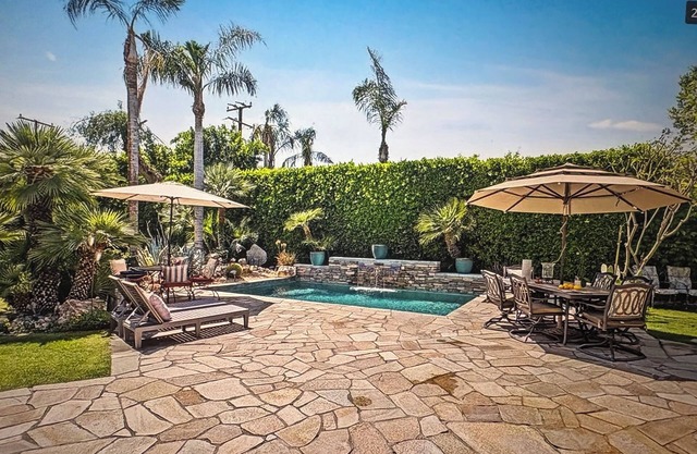 NEW! Trendy hidden Gem / Private Room with Pool