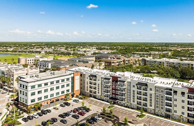 "NEW Unit" Cozy and comfy stay. Surrounded by retail shops, restaurants and bars