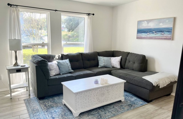 NEW! Updated, Peaceful Retreat - 5 Minute Walk To The Sparkling Ocean!