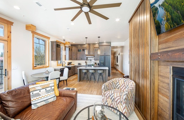 New! Upscale Condo with rooftop patio, grill, mountain views