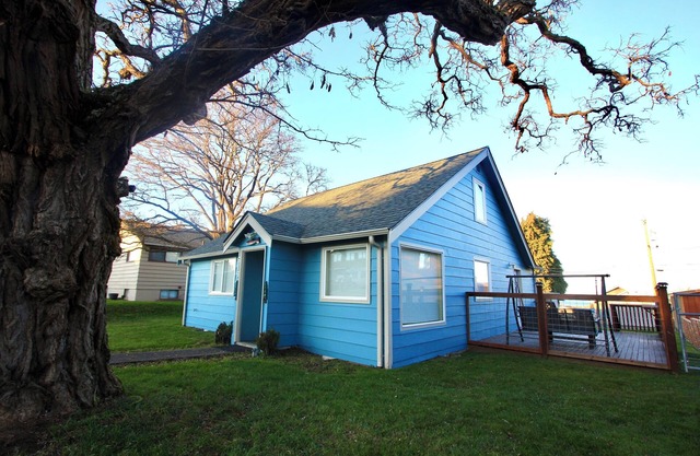 NEW Upstream Cottage! Pet friendly w/views!! WiFi and fenced backyard
