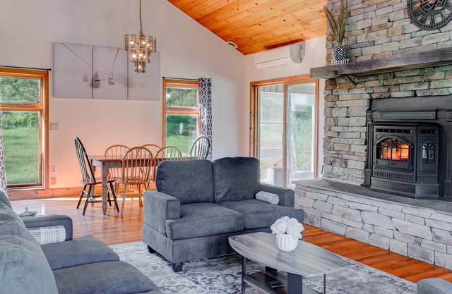 NEW!! VERMONT GETAWAY| PET FRIENDLY | KILLINGTON RESORT in 20 min | A/C