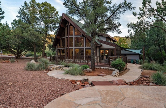 New! View home in Sedona's red rocks, with hiking trails and wineries close by.