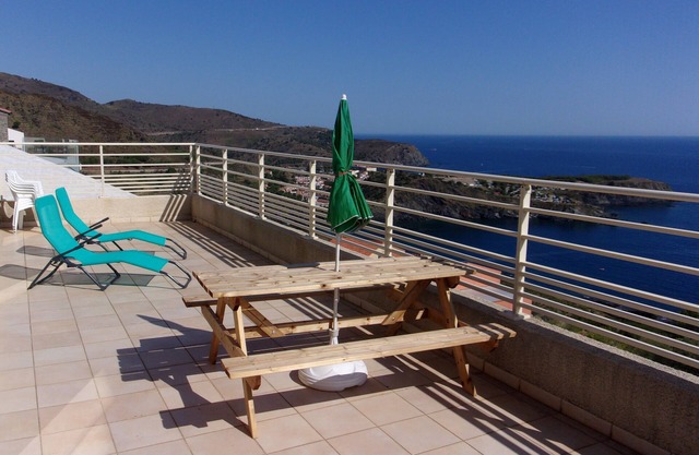 Recent villa 95m2/beautiful sea view/large terrace/yard, garage, children's playroom