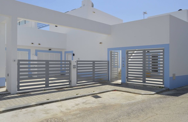 New villa 350 mtrs. from the beach, with parking lot