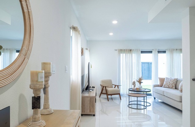 New Villa Serenity - 5 BR home for big groups - Near Florida Keys