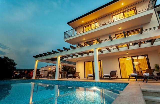 Neue Villa mit Pool, Meerblick, Strand - TRAVELER Reiseburo Krk - ID 2191