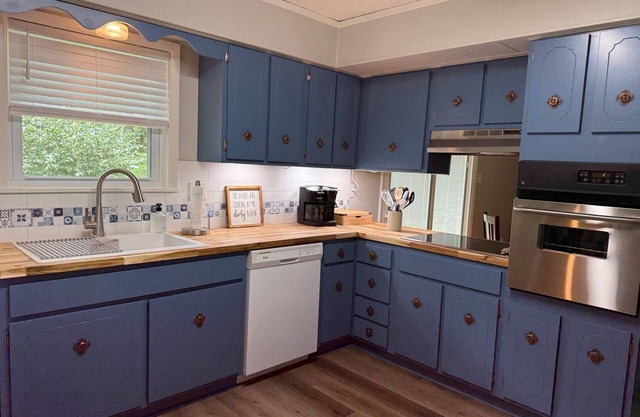 NEW Violet's Dream. A Soft Place To Land. Charming, quiet 3-bed Sherwood home.