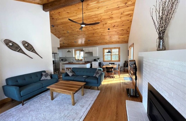 New-Walk to Wilmington, Min from MT Snow. Hot Tub!