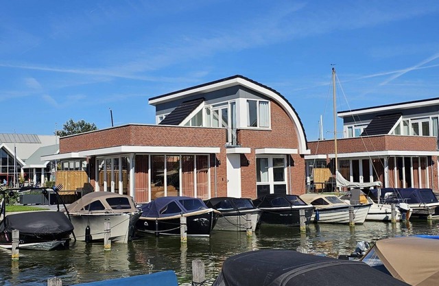 Neue Wasservilla im Yachthafen von Uitgeest