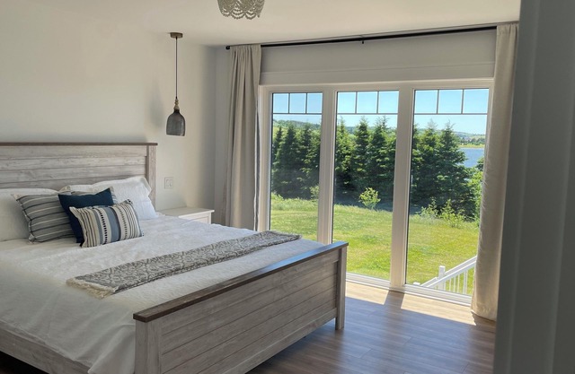 NEW waterfront cottage, gorgeous views of the Sou'West River, minutes to beaches