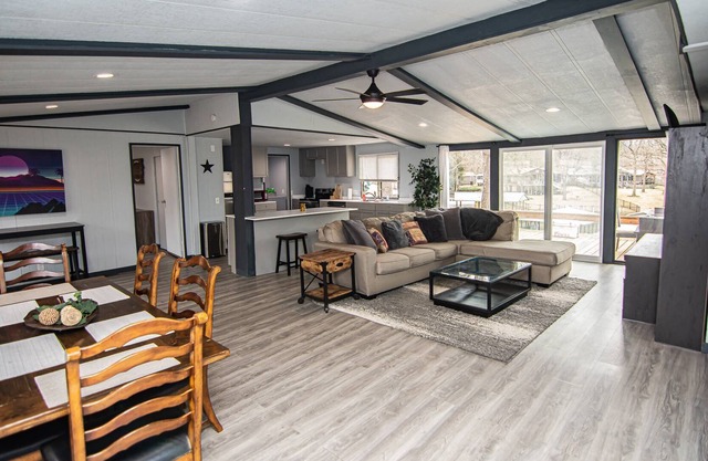 New! Waterfront Getaway on Cedar Creek Lake! Pet Friendly, with Boat House and Sand Volleyball