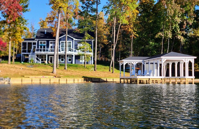 NEW WATERFRONT HOME! SUMMER'S LANDING/PRIVATE SIDE