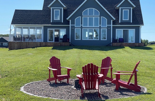 New waterfront vacation home near Cavendish. 4+night bookings. Sleeps 10.
