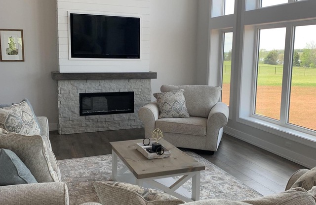 New waterfront vacation home near Cavendish. 3+ night bookings. Sleeps 10.