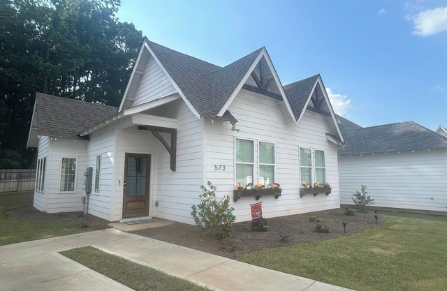 New! Welcome to Ode to Aubie! Full house 3 bedroom - 1.4 m to the Stadium!