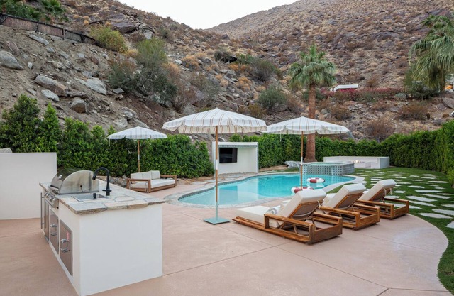 NEW-Welcome to the Mesa Racquet Club Estate
