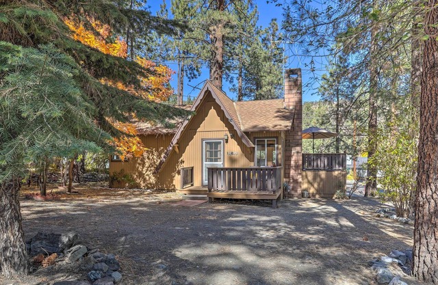 NEW! Whimsical Pinecone Cottage w/ Fire Pit & Deck