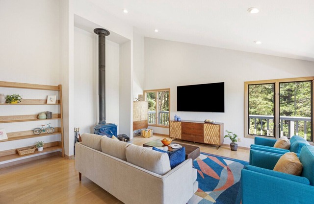 NEW! Woodside Retreat: Gorgeous Views & Hot Tub