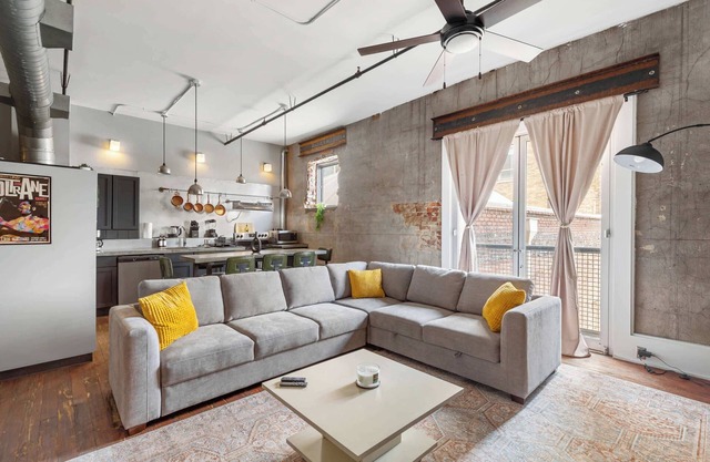 New York Style Flat| Covered Parking| Sleeps 8| DT